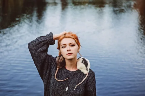 Žena s potkanem na rameni u jezera